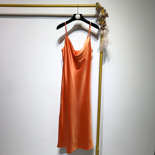 Сатенена дамска рокля с тънки презрамки 