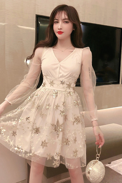 Stilinga moteriška suknelė su tiulio rankovėmis ir blizgučiais