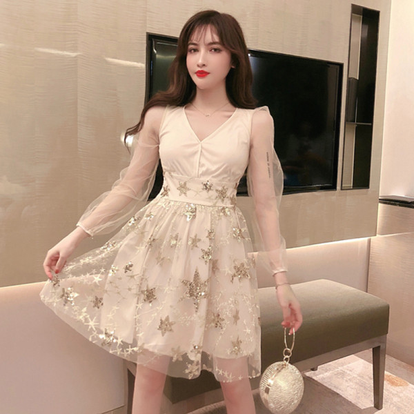 Stilinga moteriška suknelė su tiulio rankovėmis ir blizgučiais