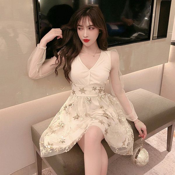 Stilinga moteriška suknelė su tiulio rankovėmis ir blizgučiais