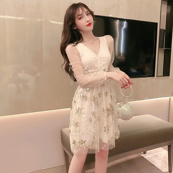 Stilinga moteriška suknelė su tiulio rankovėmis ir blizgučiais