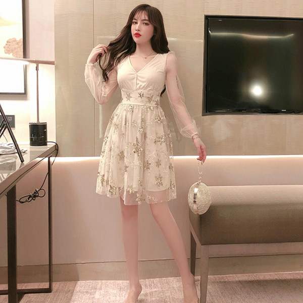 Stilinga moteriška suknelė su tiulio rankovėmis ir blizgučiais