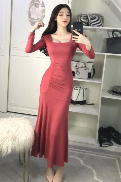 Дълга дамска рокля с квадратно деколте и дълъг ръкав