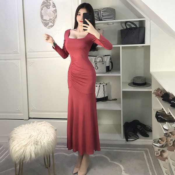 Дълга дамска рокля с квадратно деколте и дълъг ръкав