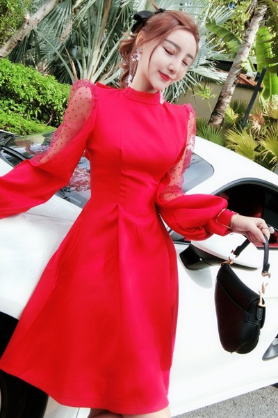 Дамска елегантна рокля разкроен модел с дантела на ръкавите