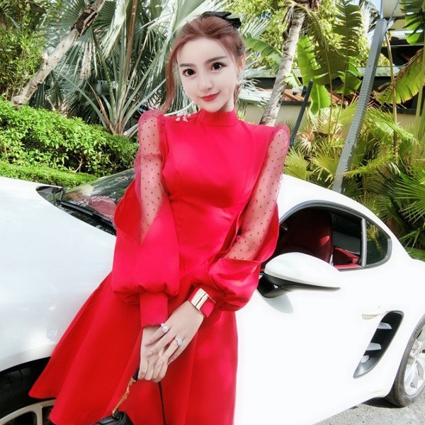 Дамска елегантна рокля разкроен модел с дантела на ръкавите