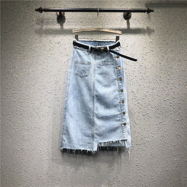 Moteriškas laisvalaikio trumpas džinsinis sijonas su sagomis - asimetriškas modelis