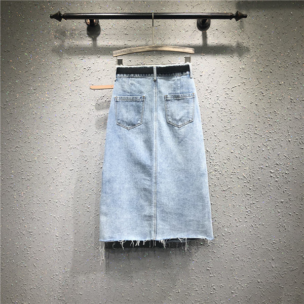 Moteriškas laisvalaikio trumpas džinsinis sijonas su sagomis - asimetriškas modelis