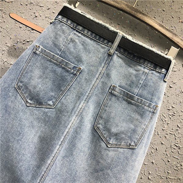 Moteriškas laisvalaikio trumpas džinsinis sijonas su sagomis - asimetriškas modelis