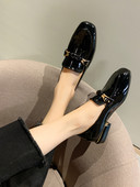 Laisvalaikio moteriški lakuoti batai plokščiu padu ir metaliniu elementu