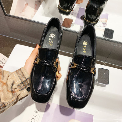 Laisvalaikio moteriški lakuoti batai plokščiu padu ir metaliniu elementu