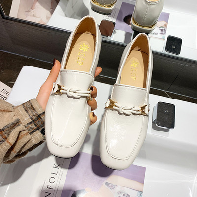 Laisvalaikio moteriški lakuoti batai plokščiu padu ir metaliniu elementu