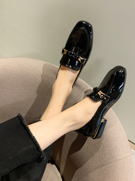 Laisvalaikio moteriški lakuoti batai plokščiu padu ir metaliniu elementu