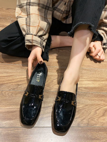 Laisvalaikio moteriški lakuoti batai plokščiu padu ir metaliniu elementu