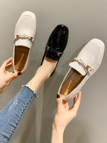 Laisvalaikio moteriški lakuoti batai plokščiu padu ir metaliniu elementu
