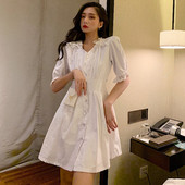 Női ruha gombokkal és 3/4-es ujjal