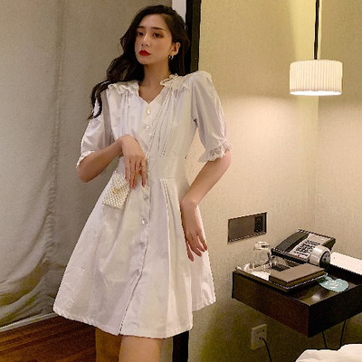 Női ruha gombokkal és 3/4-es ujjal