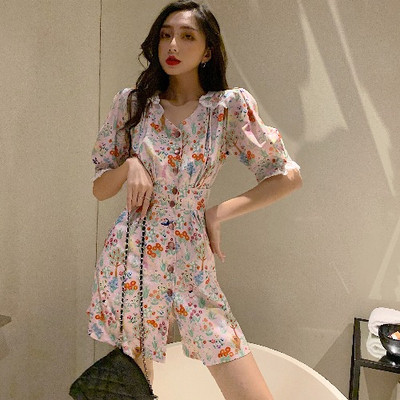 Női ruha gombokkal és 3/4-es ujjal