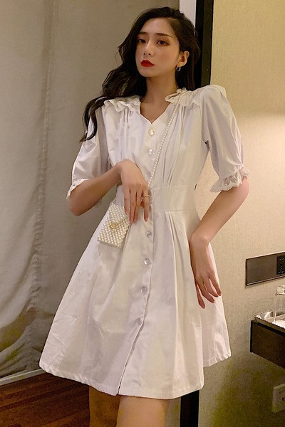 Női ruha gombokkal és 3/4-es ujjal