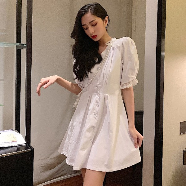 Női ruha gombokkal és 3/4-es ujjal