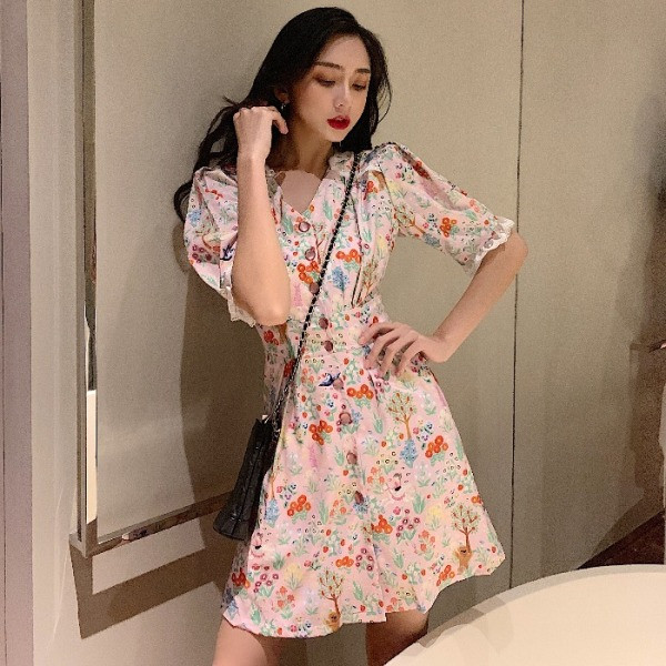 Női ruha gombokkal és 3/4-es ujjal