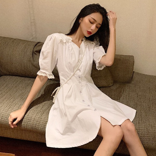 Női ruha gombokkal és 3/4-es ujjal