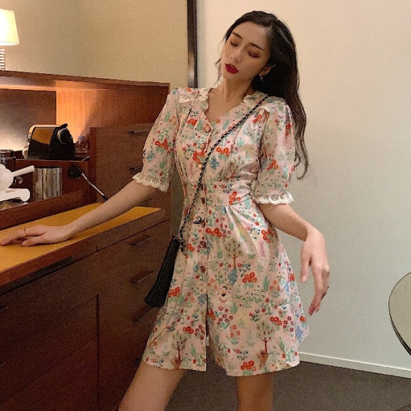 Női ruha gombokkal és 3/4-es ujjal