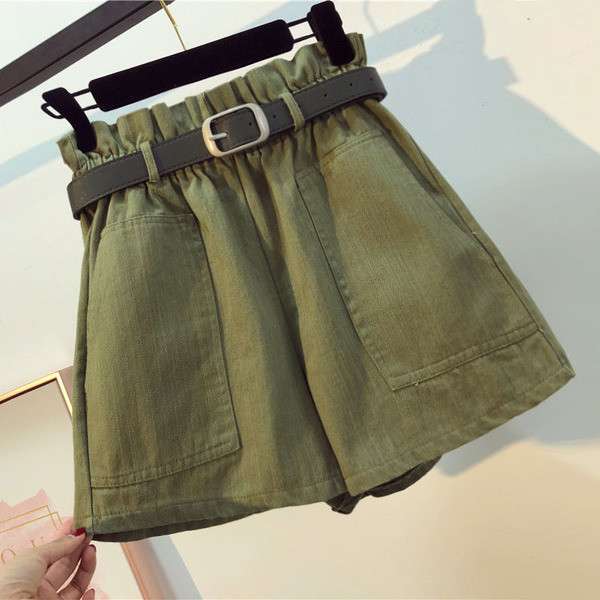 Laisvalaikio moteriškų šortų platus modelis su aukštu juosmeniu ir diržu