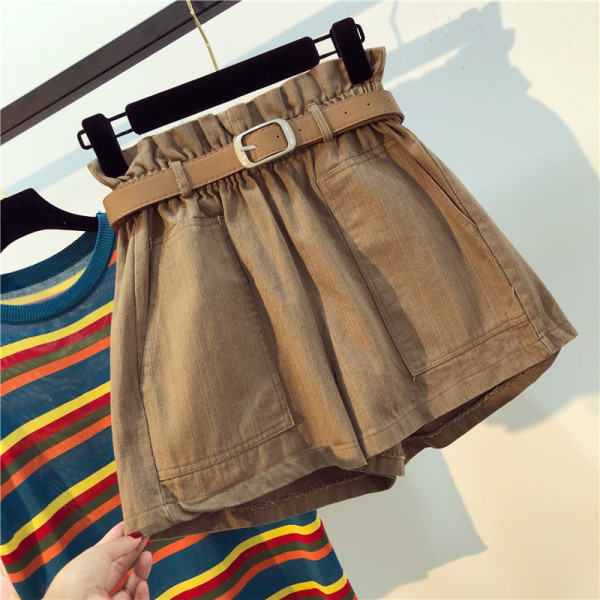 Laisvalaikio moteriškų šortų platus modelis su aukštu juosmeniu ir diržu