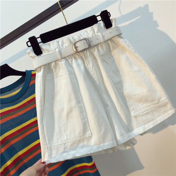 Laisvalaikio moteriškų šortų platus modelis su aukštu juosmeniu ir diržu