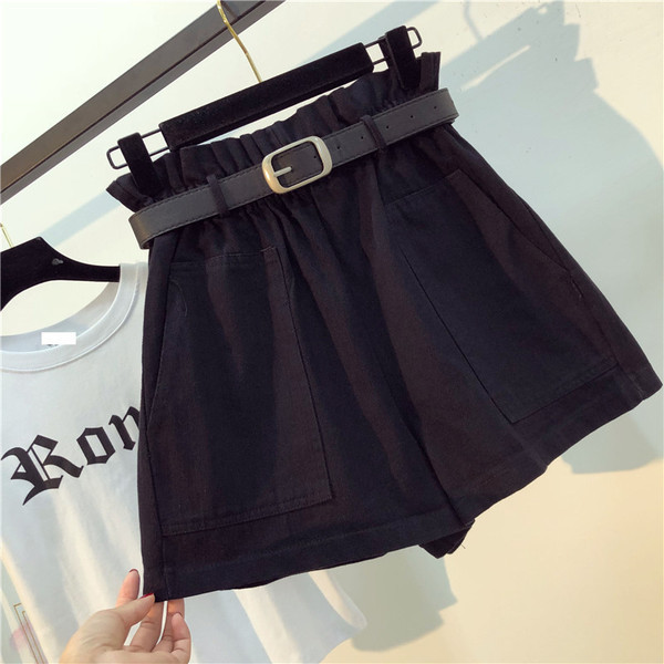 Laisvalaikio moteriškų šortų platus modelis su aukštu juosmeniu ir diržu