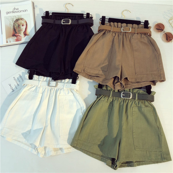 Laisvalaikio moteriškų šortų platus modelis su aukštu juosmeniu ir diržu