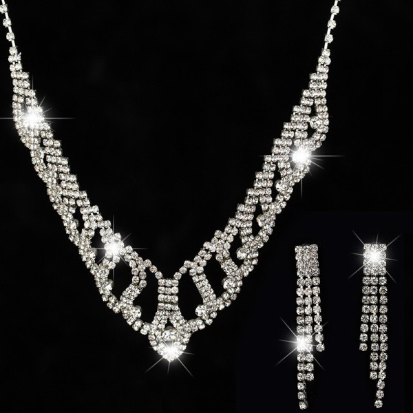 Elegantiškas moteriškas karolių ir auskarų komplektas su sidabriniais akmenėliais