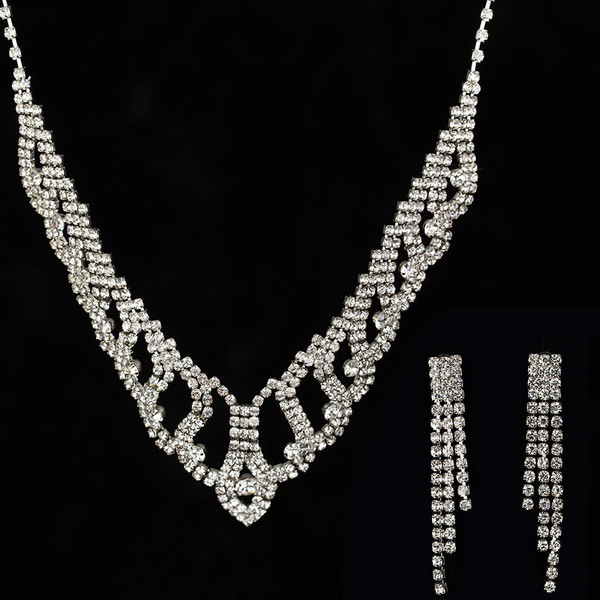 Elegantiškas moteriškas karolių ir auskarų komplektas su sidabriniais akmenėliais