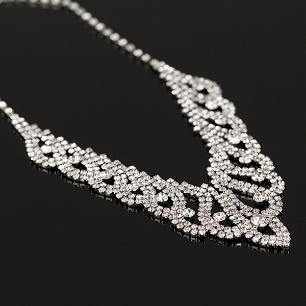 Elegantiškas moteriškas karolių ir auskarų komplektas su sidabriniais akmenėliais