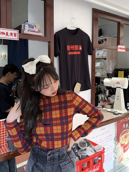 Bluză casual de damă în carouri cu guler polo