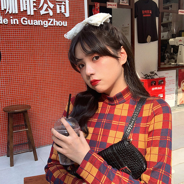 Bluză casual de damă în carouri cu guler polo