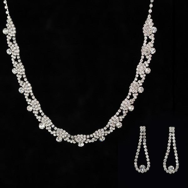 Stílusos női szett két részből álló nyaklánc + kövekkel díszített fülbevaló