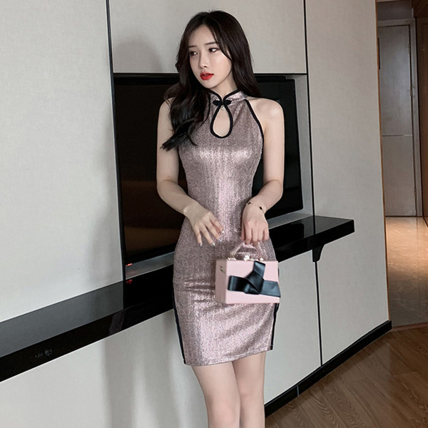 Sieviešu kleita ar spīdīgu efektu un zemu apkakli