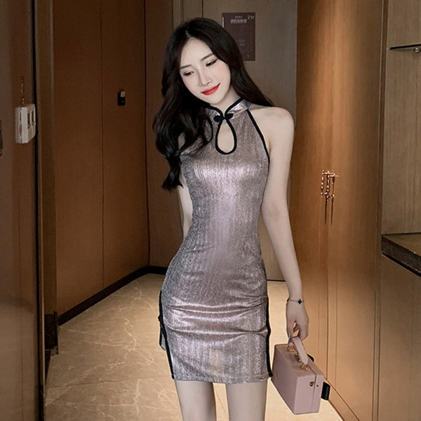 Sieviešu kleita ar spīdīgu efektu un zemu apkakli