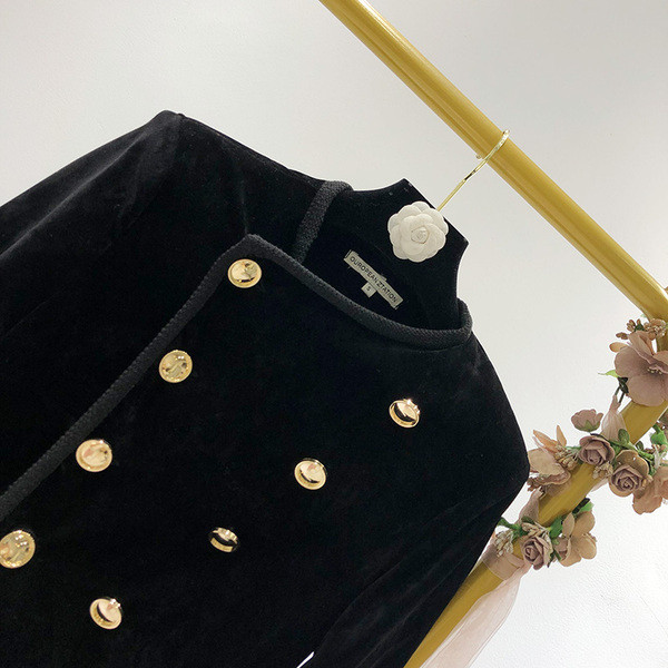 Moteriškas ekologiškas zomšinis paltas ir užsegimas šone