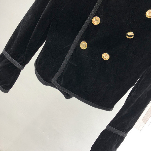 Moteriškas ekologiškas zomšinis paltas ir užsegimas šone