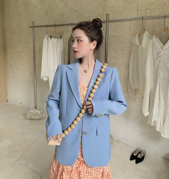 Alkalmi divatos női kabát gombokkal és zsebek utánzattal