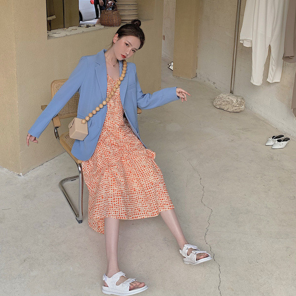 Alkalmi divatos női kabát gombokkal és zsebek utánzattal