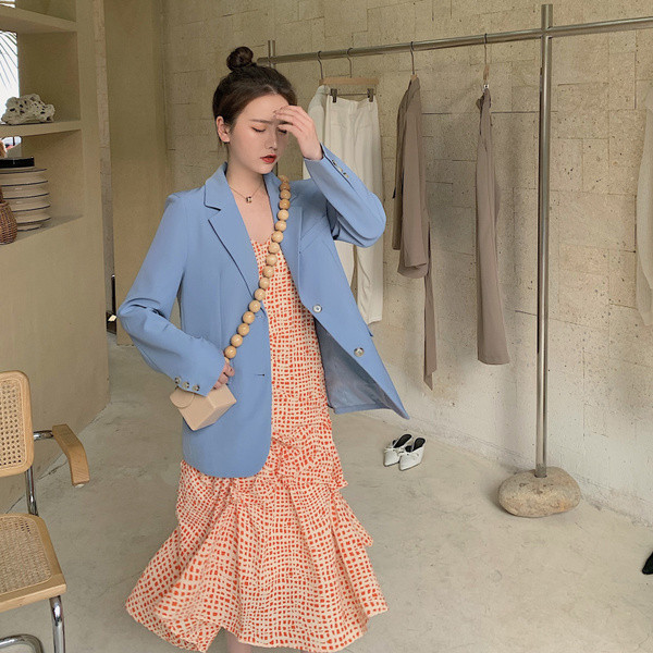 Alkalmi divatos női kabát gombokkal és zsebek utánzattal