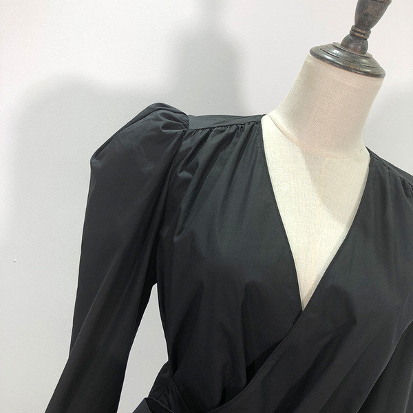 Cămașă elegantă de damă, cu decolteu și panglică spitz