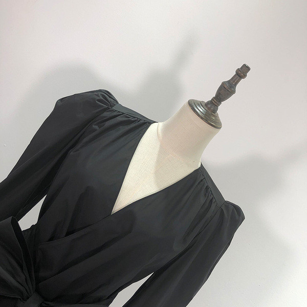 Cămașă elegantă de damă, cu decolteu și panglică spitz