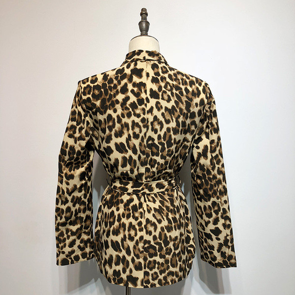 Дамско сако с колан на талията и шпиц деколте 