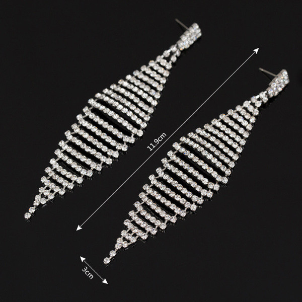 Moderni sieviešu auskari ar sudraba akmeni