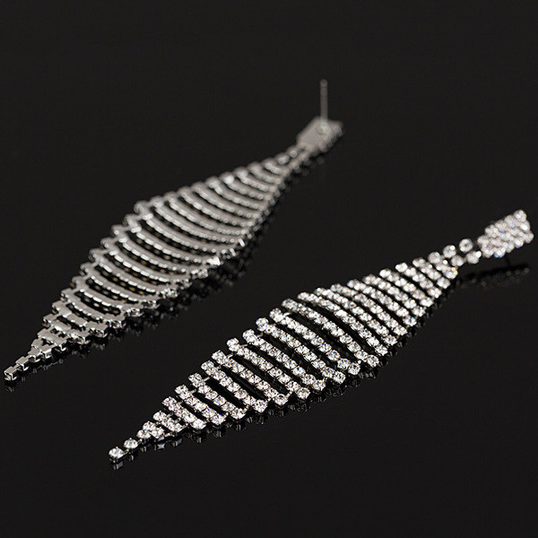 Moderni sieviešu auskari ar sudraba akmeni